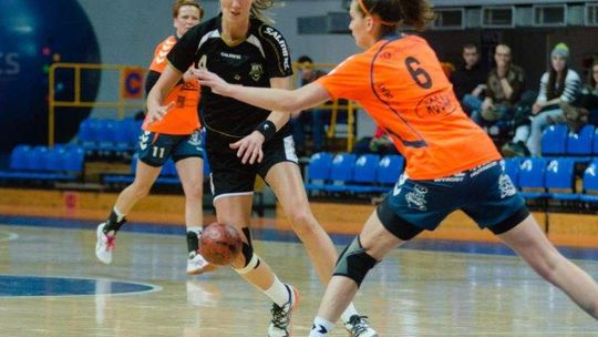 Prowadziły do przerwy, ale ostatecznie przegrały z faworytkami