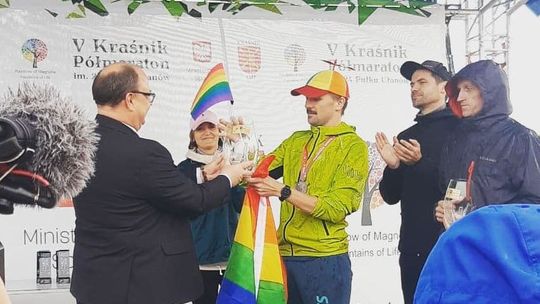 Przebiegł półmaraton w Kraśniku, a nagrodę odebrał z tęczową flagą. „Jesteście super ludźmi”