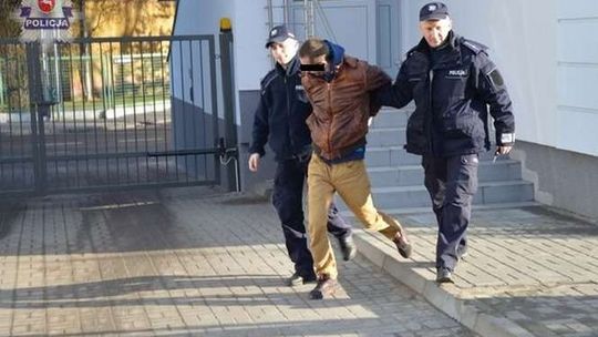 Przebierali się za strażników granicznych. Zabierali nielegalne papierosy, brali łapówki