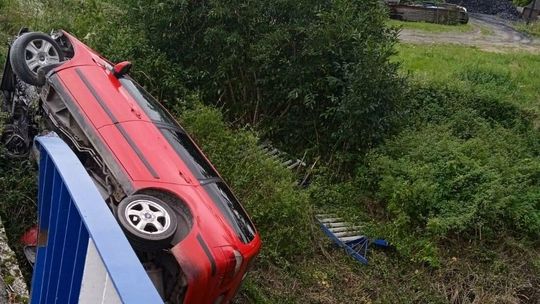 Przebił bariery na moście, wylądował w rowie
