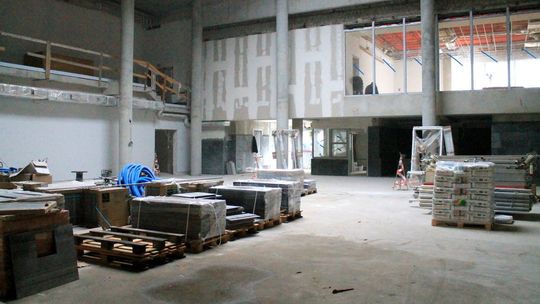 Przebudowa Domu Chemika w Puławach coraz bliżej końca. Zajrzeliśmy do środka [zdjęcia]