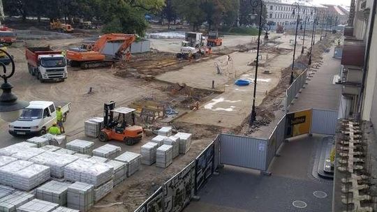 Przebudowa pl. Litewskiego: Zamknęli przejście do deptaka. Budują alejki na placu