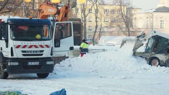 Przebudowa placu Litewskiego: Wywożą śnieg żeby przyspieszyć prace. Co dalej?