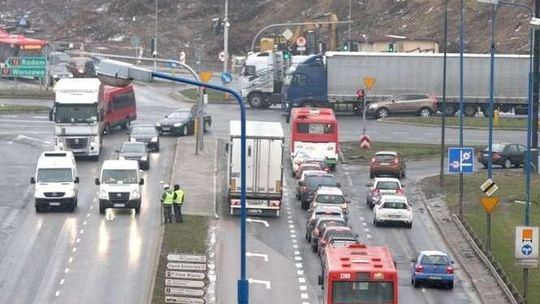 Przebudowa skrzyżowania al. Solidarności z ul. Ducha. Pierwszy etap z opóźnieniem