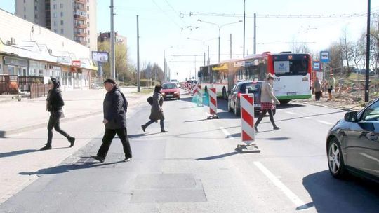 Przebudowa ul. Armii Krajowej. Piesi lawirują między samochodami