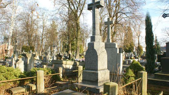 Przechodniu, tu leżą lekarze. Nieznane nagrobki na włostowickim cmentarzu