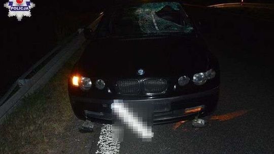 Przechodził przez jezdnię, potrącił go samochód. Nie przeżył