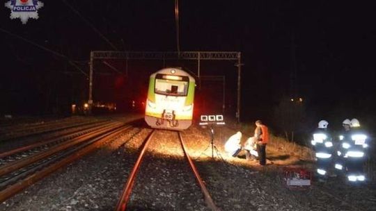 Przechodził przez tory, potrącił go pociąg. 39-latek nie żyje