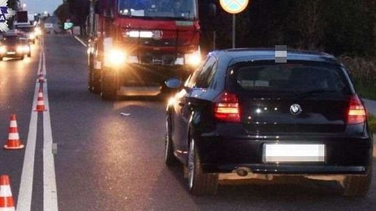 Przechodziła poza przejściem. Potrąciło ją BMW