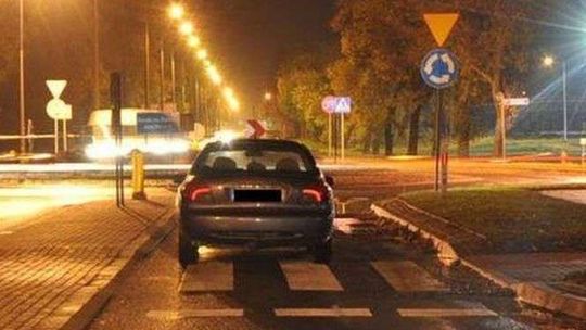 Przechodziła przez przejście. Potrącił ją ford