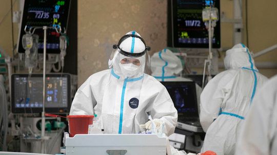 Przeciążone instalacje tlenowe w szpitalach, zaczyna brakować leków na Covid-19