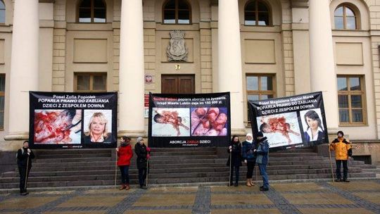 Przeciwnicy aborcji przed Ratuszem. "Żuk się skompromitował zakazując pikiety"