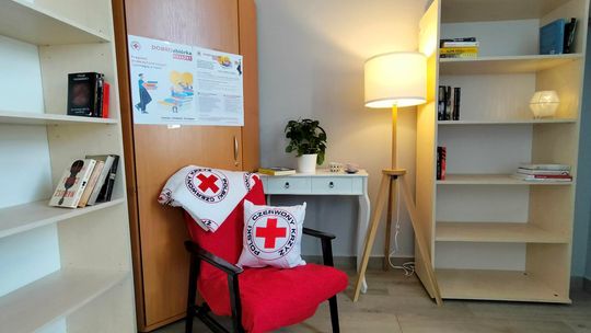 Kącik czytelniczy Polskiego Czerwonego Krzyża z książkami i materiałami informacyjnymi w ramach akcji „DOBROzbiórka książki”