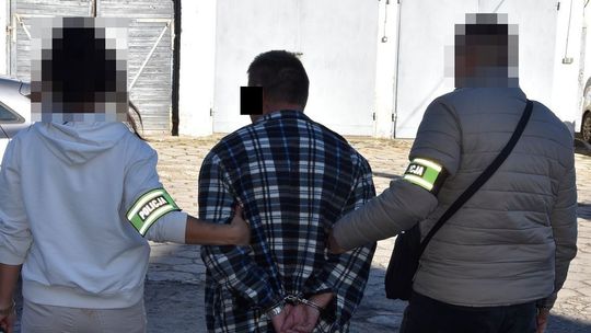 Przed policją próbował się ukryć pod podłogą