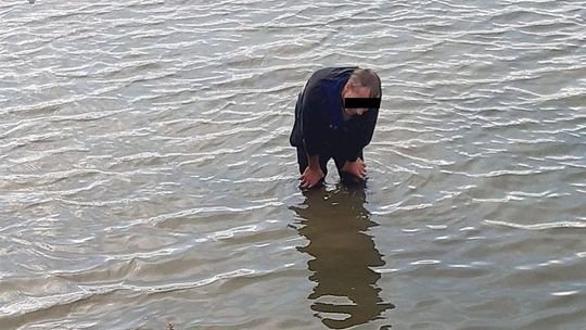 Przed policją ratował się ucieczką. W krzakach nie dało się schować, to wskoczył do stawu