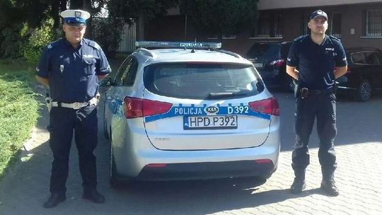 Przed radiowozem zatrzymał się samochód, kierowca wiózł nieprzytomną 17-latkę. Szybka akcja policjantów