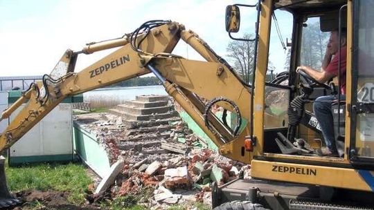 Przed sezonem w Okunince. Ruszyła przebudowa dojścia do głównej plaży