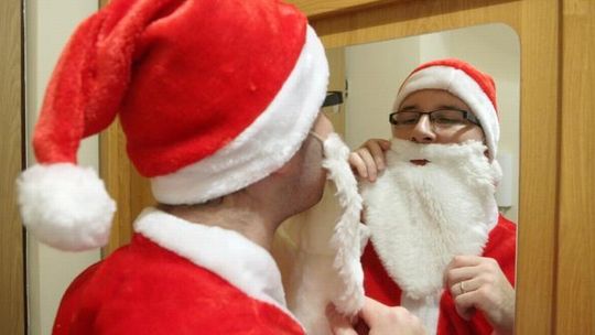 Przed świętami można dorobić. Ile zarabia Św. Mikołaj?