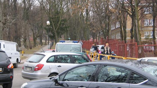 Przed szkołą od stłuczki do stłuczki