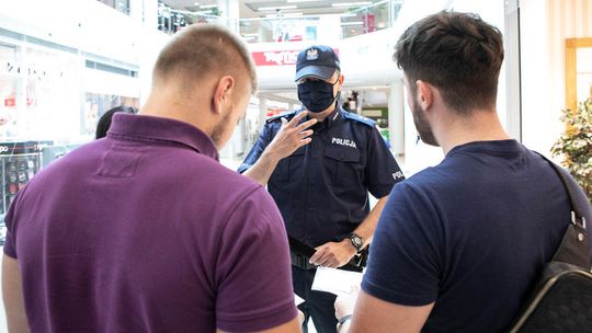 Przedsiębiorcy: Jeśli klient nie ma maseczki, sklep powinien móc odmówić jego obsługi