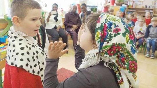 Przedszkolaki miały gościa. Przyjechał ambasador i przywiózł krokodyla