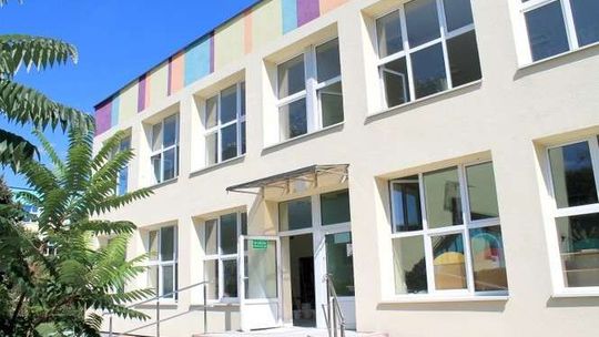 Przedszkolaki musiały iść do szkoły. Przedszkole nadal w remoncie. "Ktoś zawalił sprawę"