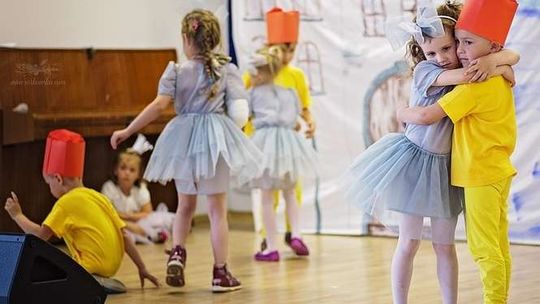 Przedszkolaki na scenie. „Z wielkim przejęciem odgrywały swoje role”