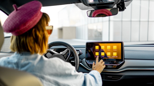 Przegląd systemów wspomagania kierowcy – które funkcje w nowych samochodach ułatwiają życie?