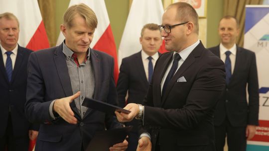 Przegrał wybory na burmistrza, ale pracy długo nie szukał. Przenosi się o piętro wyżej