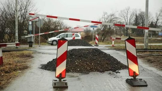 Przejazd bez przejazdu. Kolejarze usypali kupy żwiru