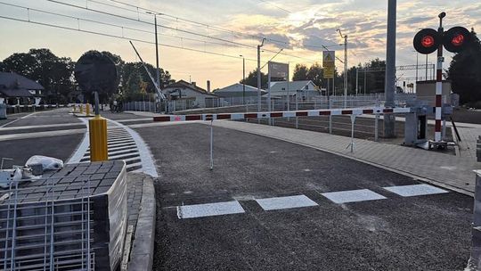 Przejazd kolejowy w Miłocinie. Ciągła linia zostaje, problem mieszkańców rozwiążą inaczej