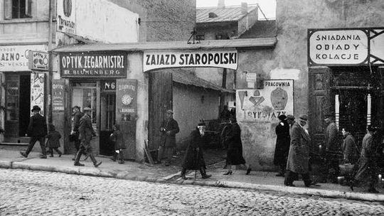 Przejażdżka po przedwojennej ulicy Świętoduskiej. Zobacz niezwykłą panoramę