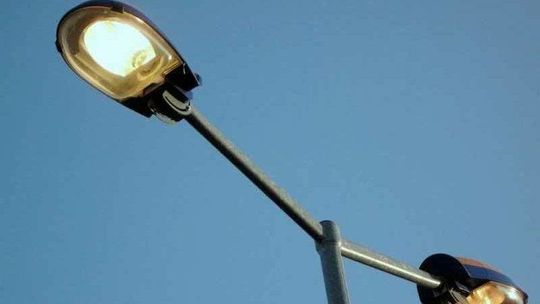 Przejechał przez środek ronda i uderzył w latarnię