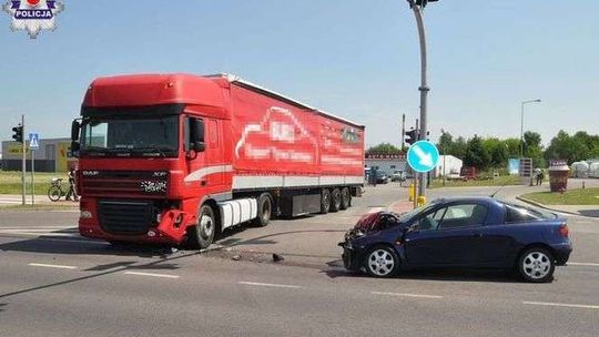 Przejechała na czerwonym świetle. Zderzyła się z ciężarówką