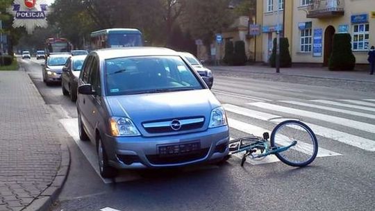 Przejeżdżała rowerem przez pasy, potrąciło ją auto