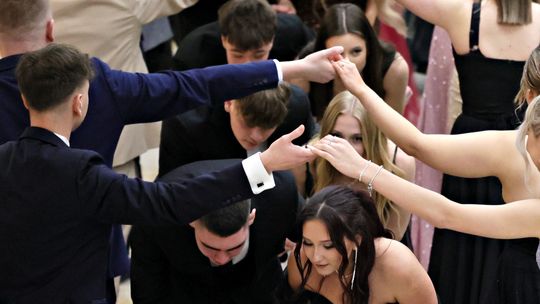 Maturzyści podczas poloneza na balu maturalnym