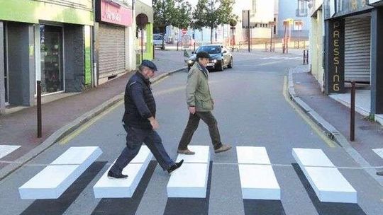 Przejście dla pieszych 3D. Szef nauki jazdy chce opłacić nietypową "zebrę"