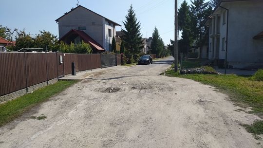 Przekoziołkował na motocyklu, bo nagle skończył mu się asfalt. Żadne znaki o tym nie ostrzegają