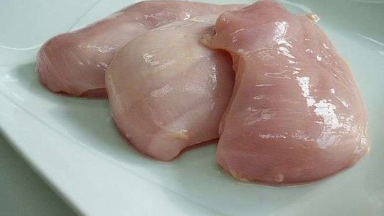 Przekręt na "pompowanych" kurczakach. Czym naszpikowane były wędliny?