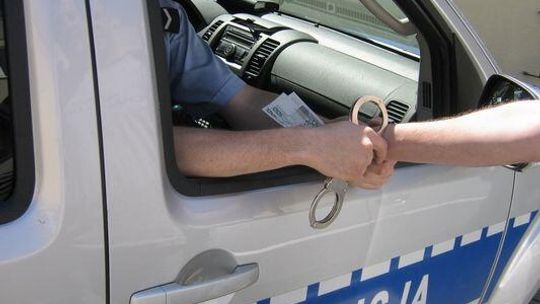 Przekroczył prędkość. Chciał przekupić policjantów
