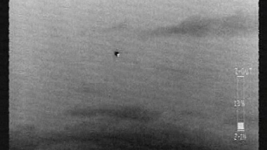 Przeleciał przez granicę na motolotni. Po chwili na łąkę zaczęły spadać paczki