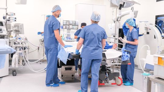 Przełomowa operacja w Lublinie. Neurochirurdzy pomogli pacjentowi z achondroplazją
