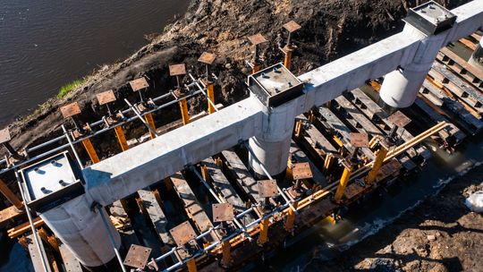 Przełomowy moment budowy mostu. Rusza montaż ogromnych belek pod przęsła  