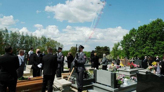 Przelot samolotów Iskra nad cmentarzem w Pliszczynie. Piloci pożegnali ppłk. Ignacego Międlarza