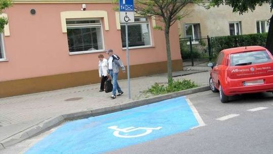 Przemalowują koperty na parkingach. Nie wszystkim podoba się nowy kolor