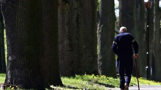 Przemoc, zakaz odwiedzin i jedzenia na stołówce. Ciemne strony życia w domach pomocy