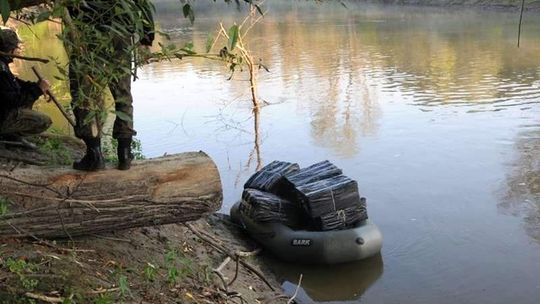 Przemycali pontonem papierosy przez Bug. 17 osób zatrzymanych