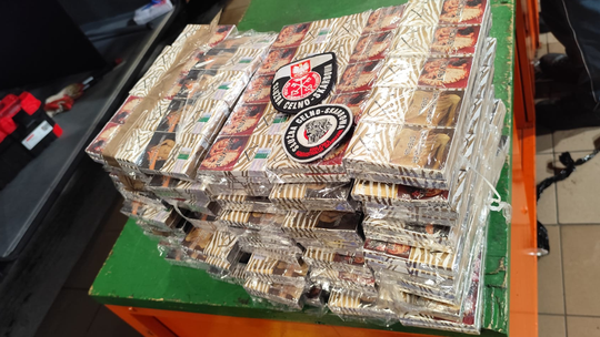 Przemyt nie po ich myśli. Funkcjonariusze znaleźli papierosy ukryte w kołach zapasowych