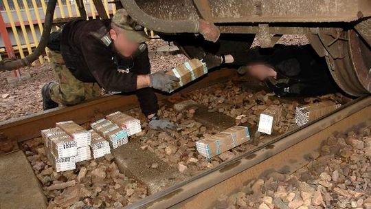 Przemytnicy chcieli ukryć papierosy pod wagonami