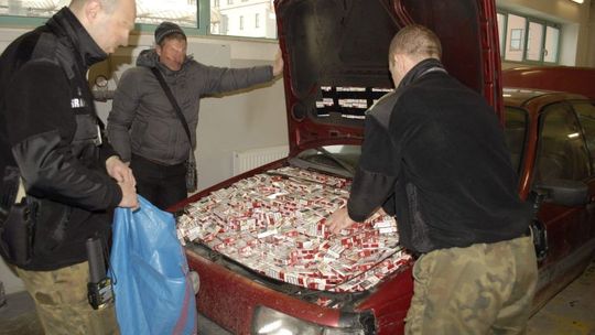 Przemytnicy nieudacznicy ukryli papierosy w komorze silnika